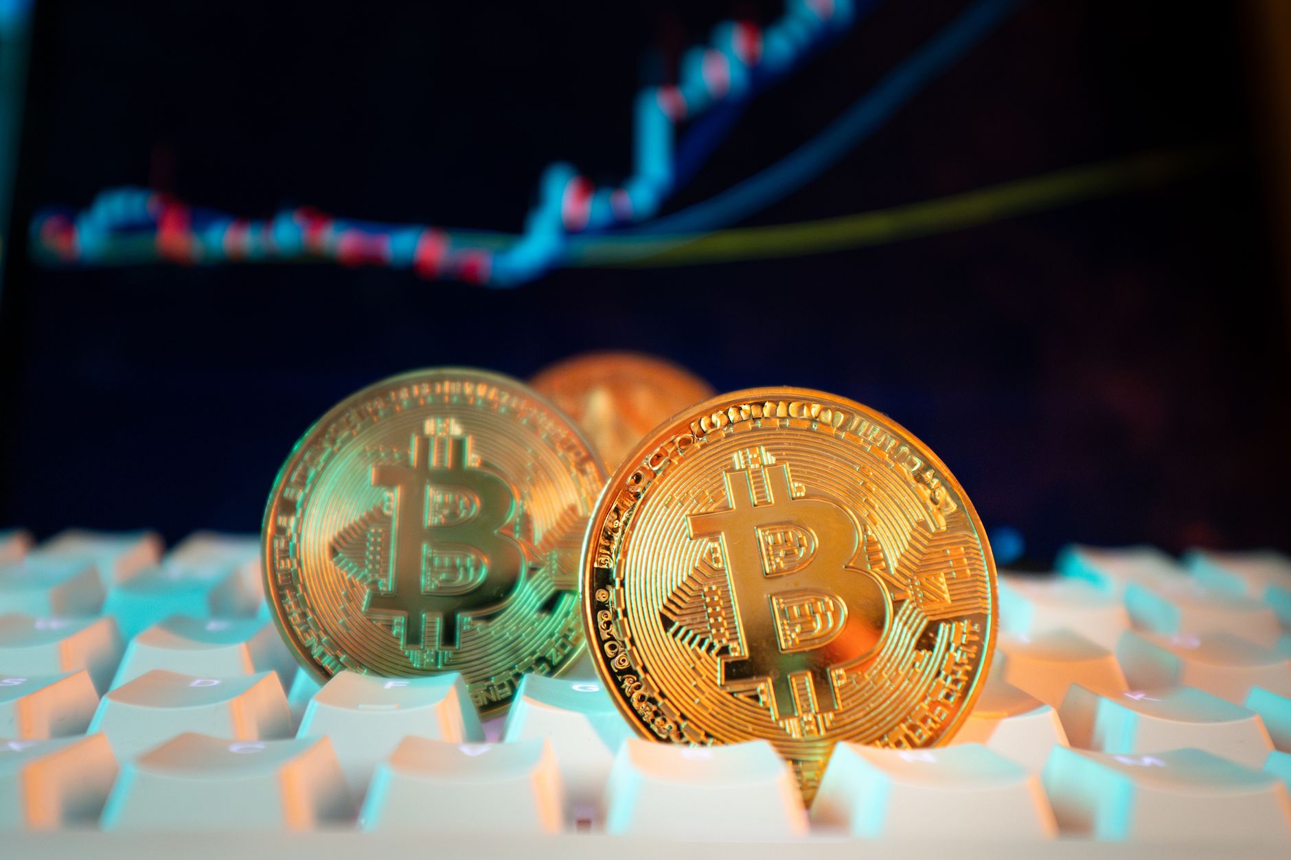 نمودار بیتکوین یا سهام با روند پرقدرت و افزایش حجم